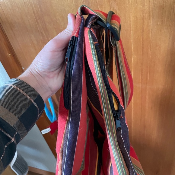 Kavu Purse with zippers and adjustable strap - Picture 4 of 10